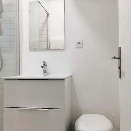 Very Bright Studio Near Champs-elysees Paryż